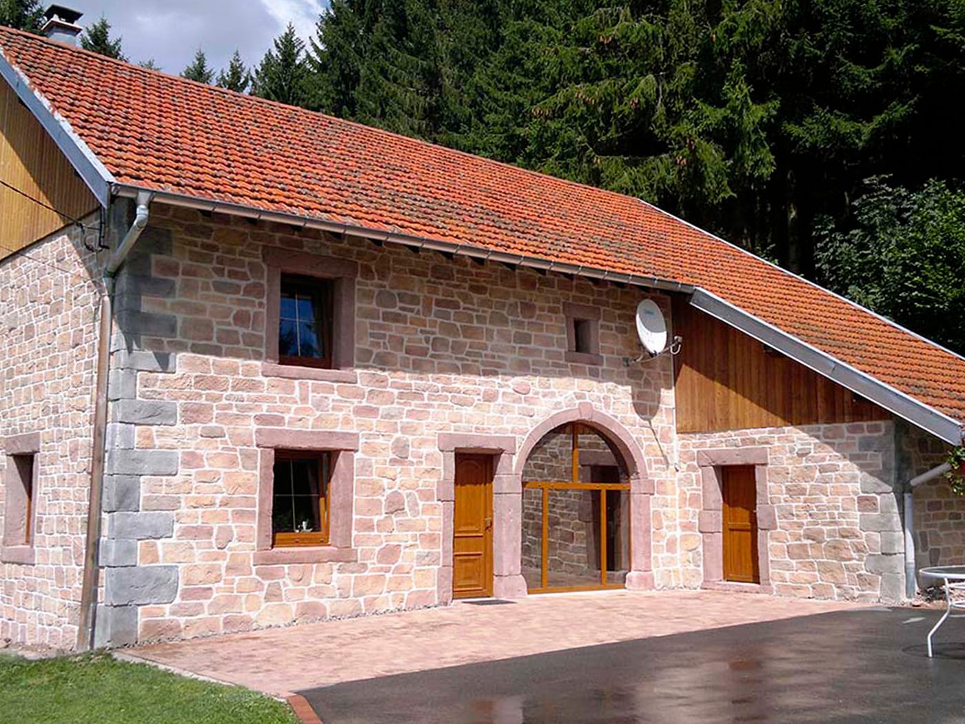 Ferme vosgienne en imitation grès des Vosges, enduit sculpté à la main sur toute la façade