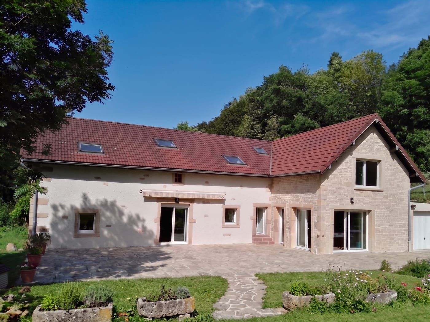 Ravalement de façade en enduit à la chaux avec imitation pierre de taille sur les encadrements